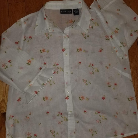 Gifted✴NEW price for new list Lite weight floral blouse - Picture 3 of 5